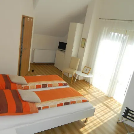 Gaestehaus Borniger 3* Gau-Weinheim